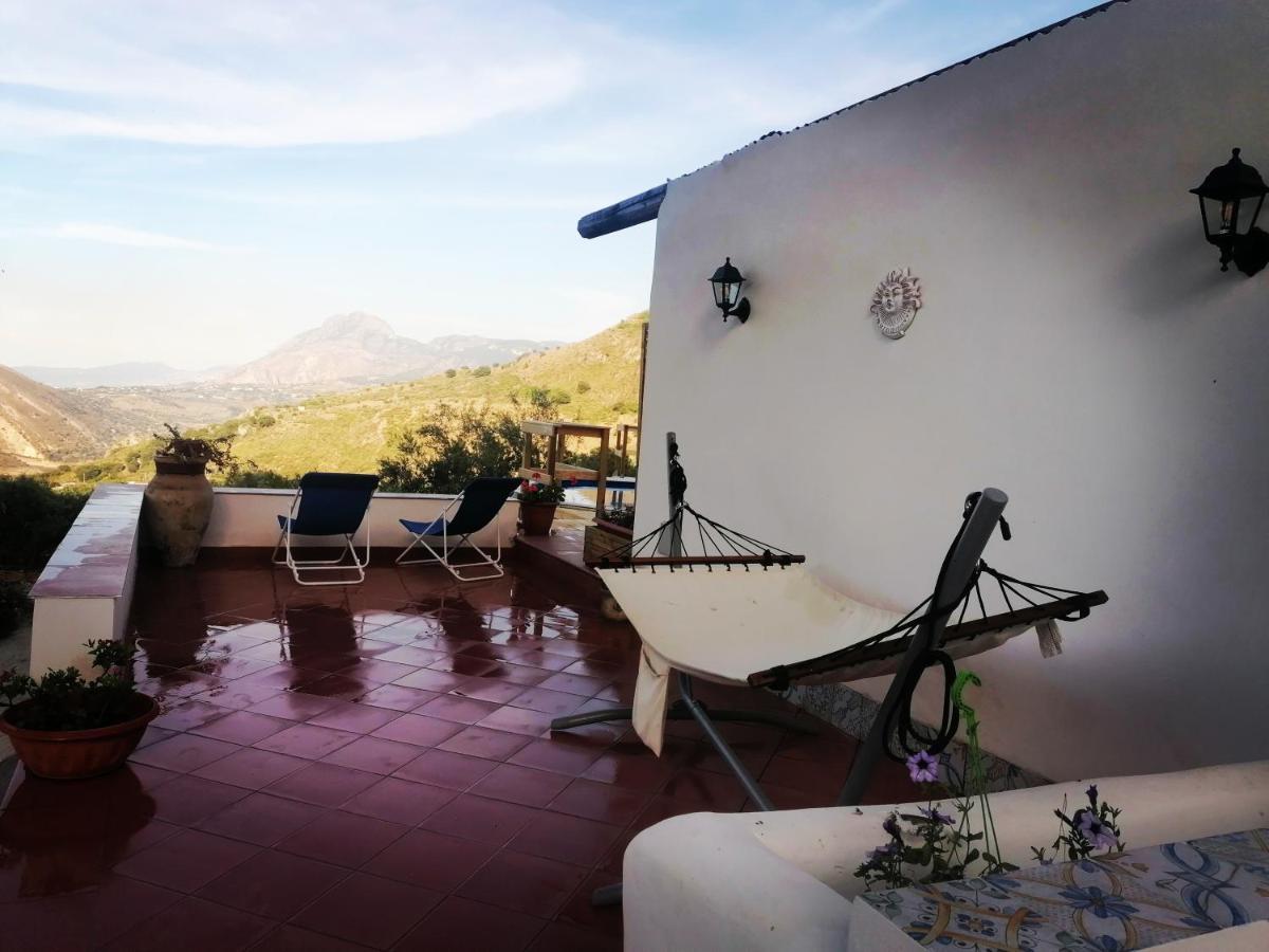L'Opuntia sul lago Caccamo Esterno foto