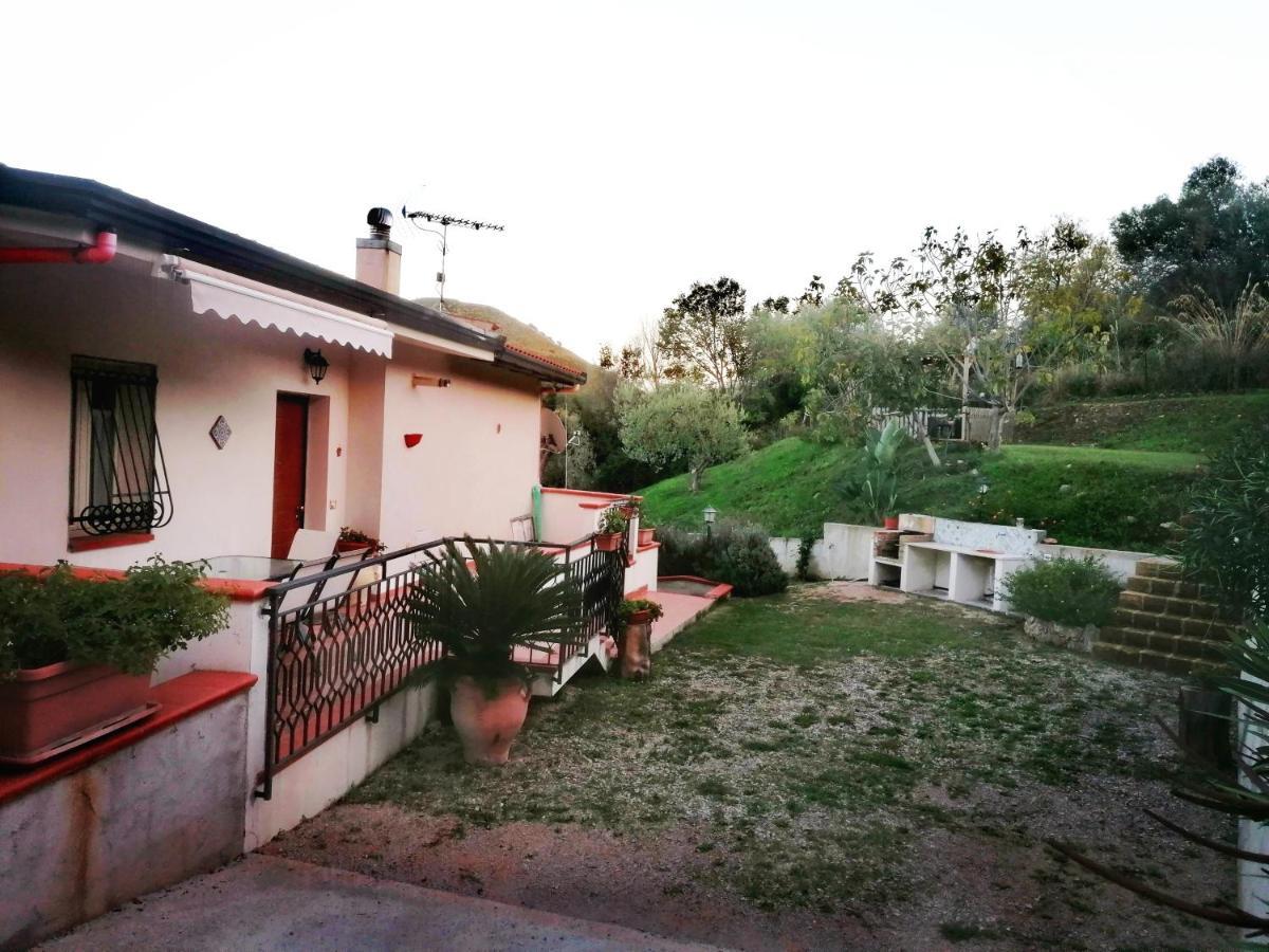 L'Opuntia sul lago Caccamo Esterno foto