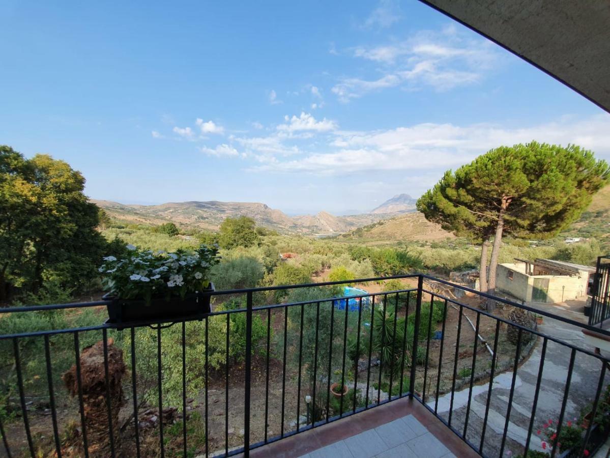 L'Opuntia sul lago Caccamo Esterno foto