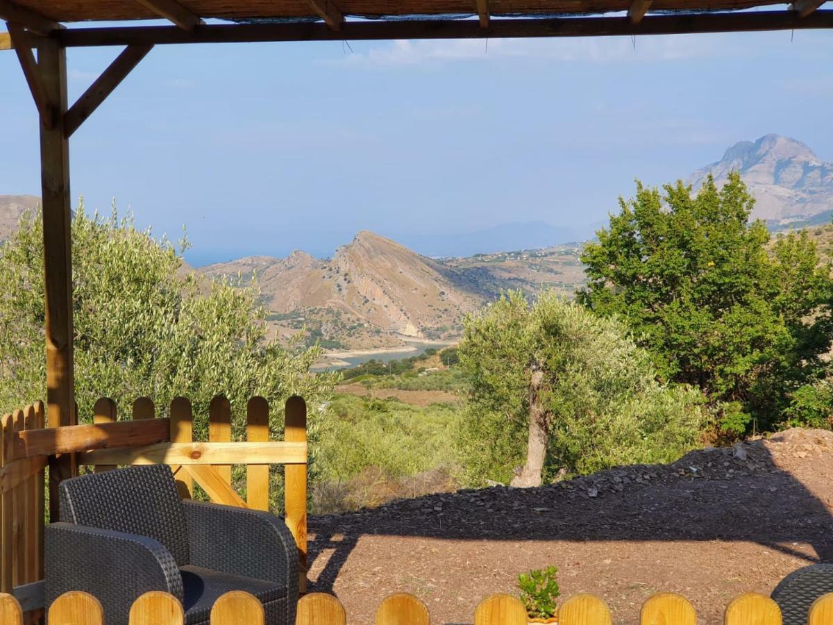 L'Opuntia sul lago Caccamo Esterno foto